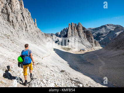 Wanderer aus der Santner Klettersteig zum Gartl Hütte, Rifugio Re Alberto, im Rücken klettern Klippen, Vajolett Towers Stockfoto