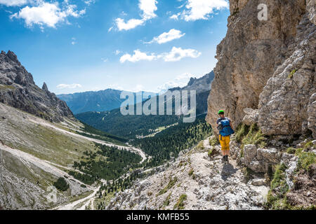 Wanderer im Rosengarten Gruppe, um zu Fuß, Panoramablick ins Tal in Richtung Pera di Fassa, Dolomiten, Südtirol Stockfoto