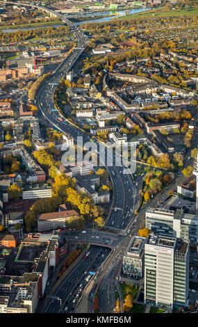 Autobahn A59 zwischen Bahnhofsvorplatz und Autobahnkreuz A59 und A 40, Duisburg, Ruhrgebiet, Nordrhein-Westfalen, Deutschland Stockfoto