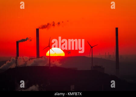 Sonnenuntergang vor Kraftwerk Scholven, Uniper Kraftwerke, Red Sky, Schornsteine, Windkraftanlagen, Halde Oberscholven Windpark Stockfoto