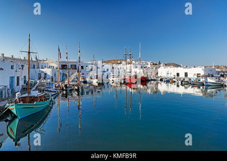 Boote im Hafen von Naoussa auf der Insel Paros, Griechenland Stockfoto