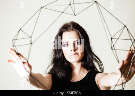 Weibliche holding Modell der geometrischen solide Stockfoto