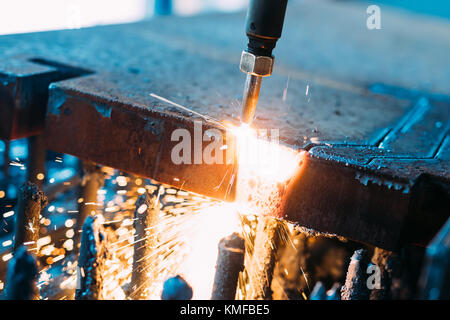 Sauerstoff Brenner schneidet Stahlblech. cnc-Brennschneiden Maschine. Helle Funken Stockfoto