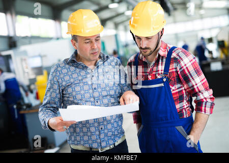 Supervisor und Ingenieur in der Metallindustrie arbeiten Stockfoto