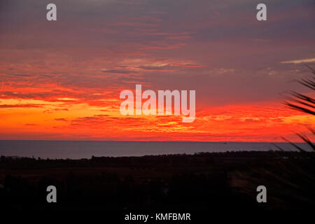 Eine stunnig Paphos Sonnenuntergang über dem Meer, Paphos Zypern renouned für seine atemberaubende Sonnenuntergänge Stockfoto