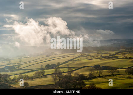 Misty rolling englische Landschaft in der Nähe von staveley im englischen Lake District Stockfoto