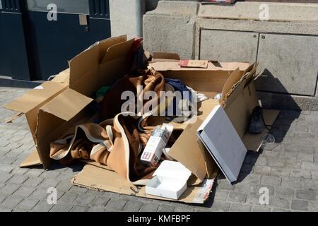Karton Tierheim an einem Obdachlosen auf der Straße von Porto Portugal Stockfoto