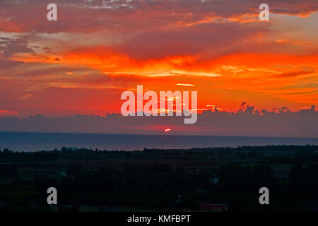 Eine stunnig Paphos Sonnenuntergang über dem Meer, Paphos Zypern renouned für seine atemberaubende Sonnenuntergänge Stockfoto