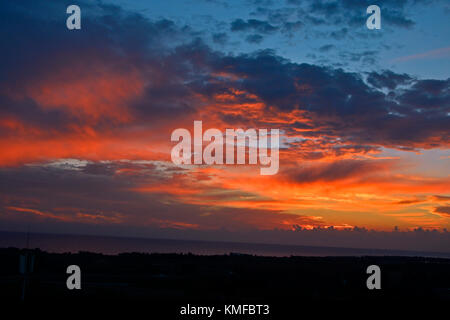 Eine stunnig Paphos Sonnenuntergang über dem Meer, Paphos Zypern renouned für seine atemberaubende Sonnenuntergänge Stockfoto