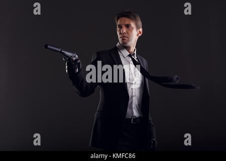 Foto der Mann mit der Entwicklung Riegel in Leder Handschuhe mit Gun Stockfoto