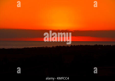 Eine stunnig Paphos Sonnenuntergang über dem Meer, Paphos Zypern renouned für seine atemberaubende Sonnenuntergänge Stockfoto