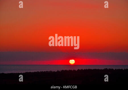 Eine stunnig Paphos Sonnenuntergang über dem Meer, Paphos Zypern renouned für seine atemberaubende Sonnenuntergänge Stockfoto