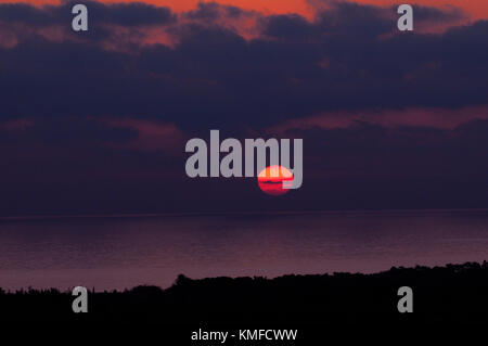 Eine stunnig Paphos Sonnenuntergang über dem Meer, Paphos Zypern renouned für seine atemberaubende Sonnenuntergänge Stockfoto