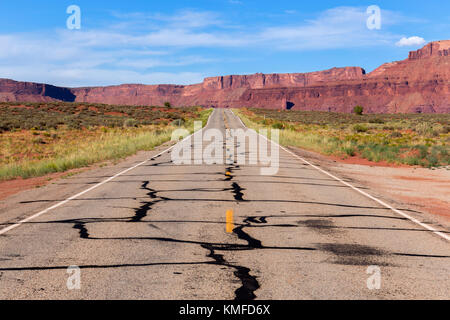 Gerade schmutzige Straße auf Schloss Valley, Moab, Utah Stockfoto