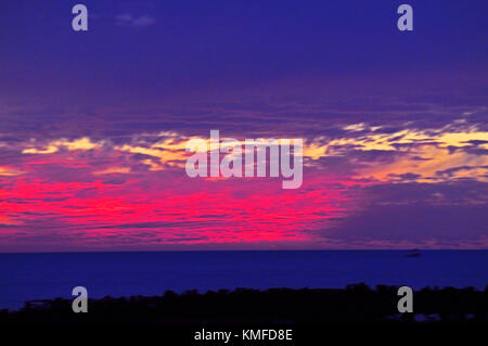 Eine stunnig Paphos Sonnenuntergang über dem Meer, Paphos Zypern renouned für seine atemberaubende Sonnenuntergänge Stockfoto