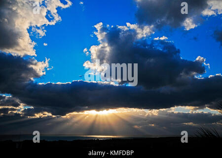 Eine stunnig Paphos Sonnenuntergang über dem Meer, Paphos Zypern renouned für seine atemberaubende Sonnenuntergänge Stockfoto