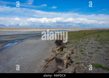 Das malerische Tal im Tian Shan Gebirge mit dem Fluss, Kirgisistan Stockfoto