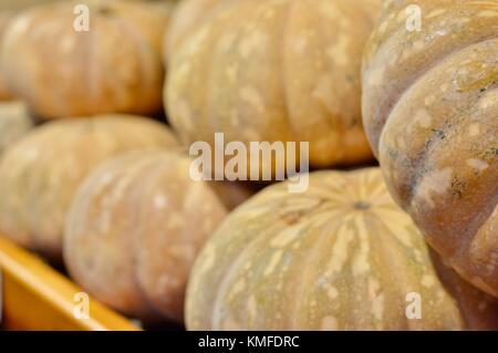 Frisches Obst und andere Waren in Ottos Arcade, Townsville, Queensland, Australien Stockfoto