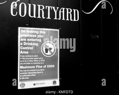 Test Valley auf diese Räumlichkeiten verlassen Sie betreten einen Drink Control Area Warnung Hinweisschild auf öffentlichen Haus Tür Stockfoto