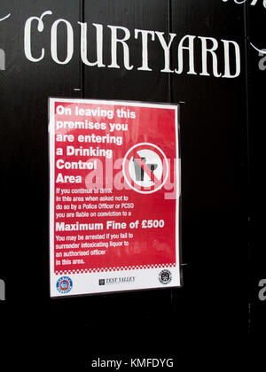 Test Valley auf diese Räumlichkeiten verlassen Sie betreten einen Drink Control Area Warnung Hinweisschild auf öffentlichen Haus Tür Stockfoto