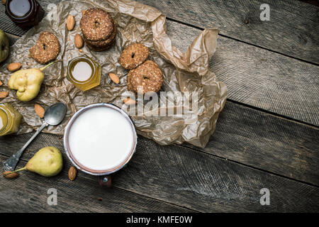 Lecker Birnen Mandeln cookies und Joghurt auf rustikalem Holz. Im rustikalen Stil und im Herbst essen Foto Stockfoto