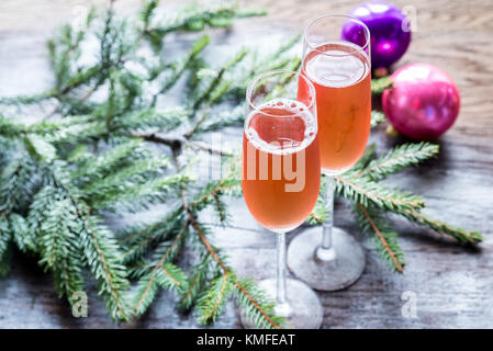 Zwei Gläser Champagner mit Christmas tree branch Stockfoto