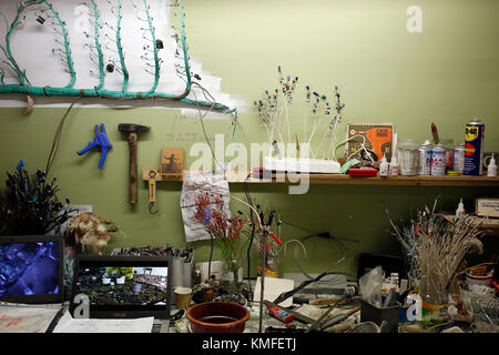 Kristof Kintera - nervös Bäume (Installation Postnaturalia) Kunst Ausstellung in der Galerie Rudolfinum in Prag Stockfoto
