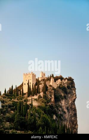 Das Castello D'Arco Höhenburg auf Kalksteinfelsen über der Stadt von Arco am Gardasee in der italienischen Region Südtirol Stockfoto