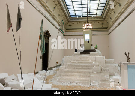 Kristof Kintera - nervös Bäume (Installation öffentliche Jukebox) Kunst Ausstellung in der Galerie Rudolfinum in Prag Stockfoto