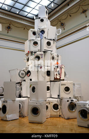 Kristof Kintera - nervös Bäume (Installation Wir alle wollen gereinigt werden) Kunst Ausstellung in der Galerie Rudolfinum in Prag Stockfoto