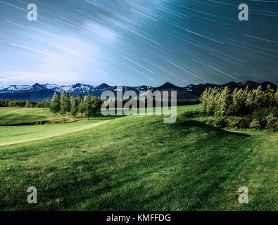 Eine fantastische Aussicht auf die Berge und Landschaften Islands. den Sternenhimmel und die Milchstraße. Stockfoto