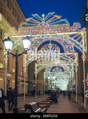 Moskau, Russland - 29. Dezember 2016: Neues Jahr und Weihnachten Dekorationen und Lichter in den Straßen von Moskau. Stockfoto