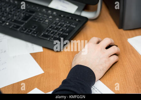 Blick von oben auf die männlichen Händen Arbeiten am Computer Stockfoto