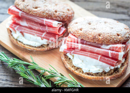Scheiben von Jamon und Sandwich mit Frischkäse Stockfoto