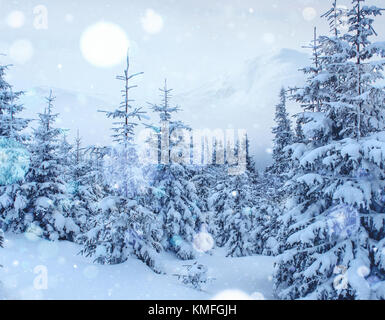 Geheimnisvolle Winterlandschaft majestätische Berge im Winter. Magischen winter schnee Baum. Foto Grußkarte. Bokeh Lichteffekt, weiche Filter. Karpfen Stockfoto