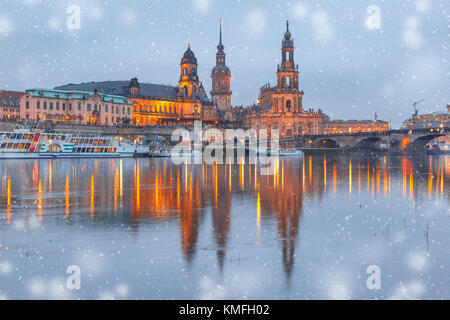 Die Altstadt und die Insel Elba in der Nacht in Dresden, Deutschland Stockfoto