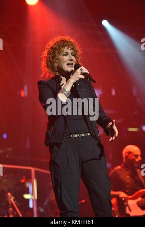 Neapel, Italien. 06 Dez, 2017. italienische Sänger Fiorella Mannoia führt auf der Bühne des Teatro Augusteo in Neapel mit seiner Tour "combattente il Tour' 2017. Credit: Paola visone/Pacific Press/alamy leben Nachrichten Stockfoto