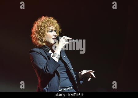 Neapel, Italien. 06 Dez, 2017. italienische Sänger Fiorella Mannoia führt auf der Bühne des Teatro Augusteo in Neapel mit seiner Tour "combattente il Tour' 2017. Credit: Paola visone/Pacific Press/alamy leben Nachrichten Stockfoto