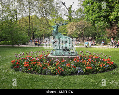 Paris, Frankreich - 5. Mai 2016: Statue von Hirsch mit seiner Familie im Jardin du Luxembourg in Paris, Frankreich. Stockfoto