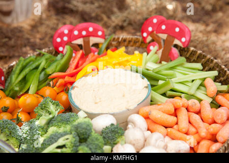 Eine gesunde Fach der schönen Gemüse an einer Partei einschließlich Karotten, Brokkoli und Champignons Stockfoto