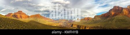 Weite Panoramalandschaft und dramatischer wolkiger Himmel über Arizona Grand Canyon National Park vom Great Hiking Trail auf Tonto Plateau östlich von Hermit Creek Stockfoto