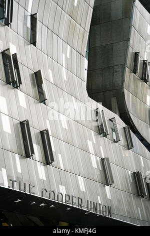 41 Cooper Square das neue Cooper Union Gebäude, entworfen von Thom Mayne von Morphosis, in der Nähe des Cooper Union Square in East Village Stockfoto