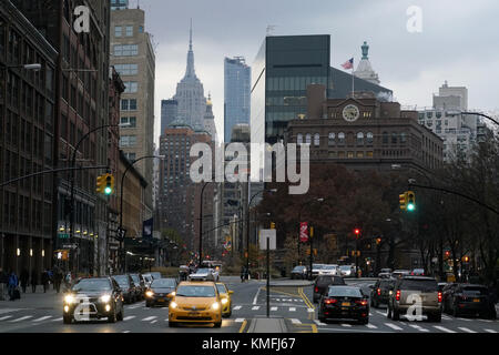 Bowery Street mit Cooper Square und Skyline von Midtown Manhattan im Hintergrund.New York City.USA Stockfoto