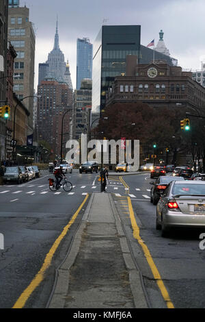 Bowery Street mit Cooper Square und Skyline von Midtown Manhattan im Hintergrund.New York City.USA Stockfoto