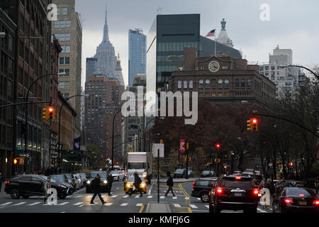 Bowery Street mit Cooper Square und Skyline von Midtown Manhattan im Hintergrund.New York City.USA Stockfoto