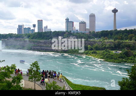 Besucher (Touristen) Anzeigen der malerischen kanadischen Landschaft am Niagara Falls von Seiten der USA, New York, USA Stockfoto