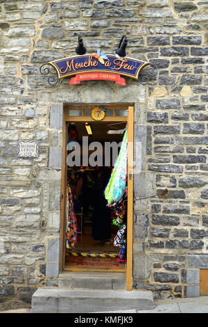 Cobblestone Außenwand und Eingang der Mouche ein Feu Boutique in Petit-Champlain (Quartier du Petit) Quebec City, QC, Kanada Stockfoto