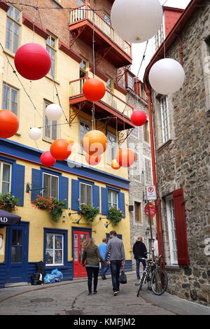 Bunte Kugeln hängen in der Luft auf der Rue du Cul De Sac, in Petit-Champlain (Quartier du Petit), Old Quebec City, QC, Kanada Stockfoto