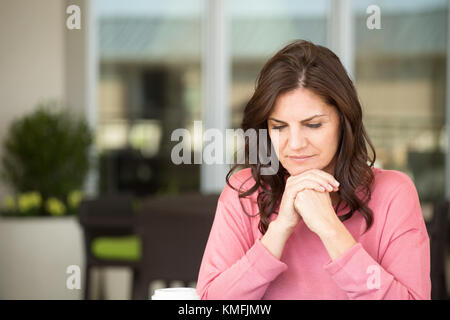 Deprimiert mittleren Alter Frau. Stockfoto
