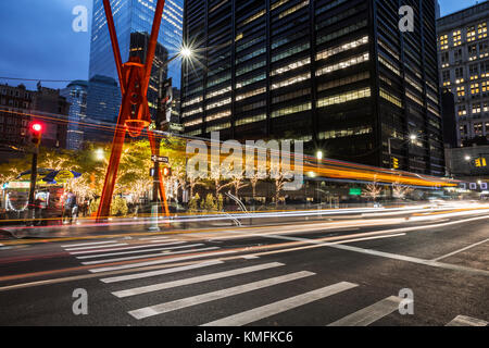 Brodway, New York City, Manhattan, Zuccotti Park: roter Stahl Skulptur: Lebensfreude Mark Di Suvero Stockfoto